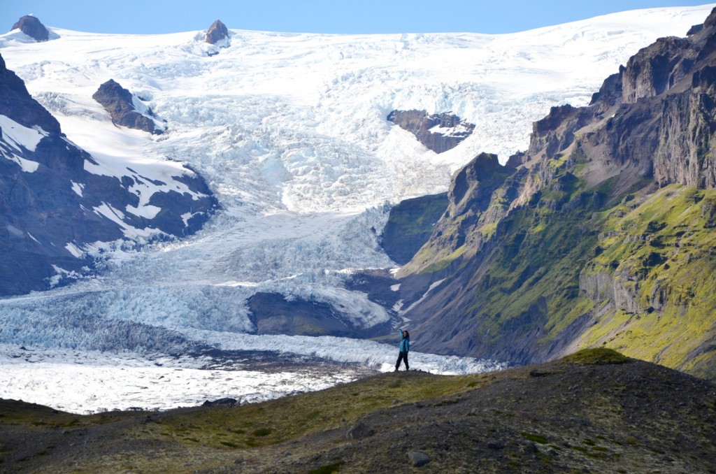 Here's another area where the glacier used to be much thicker, and cover a much larger area. All the ground you see, including the ground I'm standing on, had been covered by the glacier for thousands of years.
